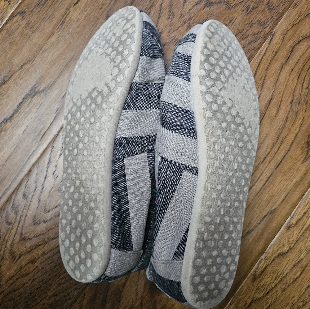 Women's toms size 8.5